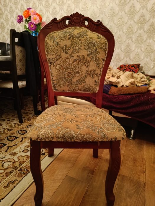 Стол и стулья для гостиной