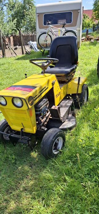 Tractoraș tuns iarba