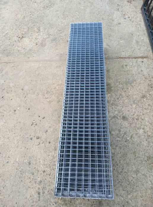 Trepte zincate metalice pentru scări metalice