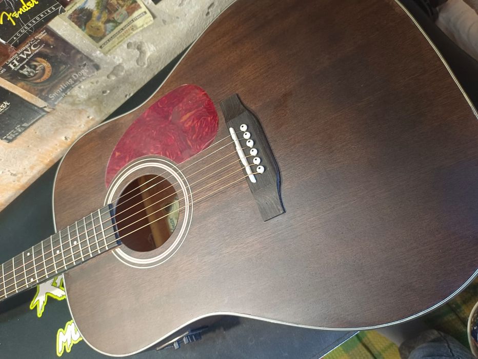 Продам электро гитару за 80000