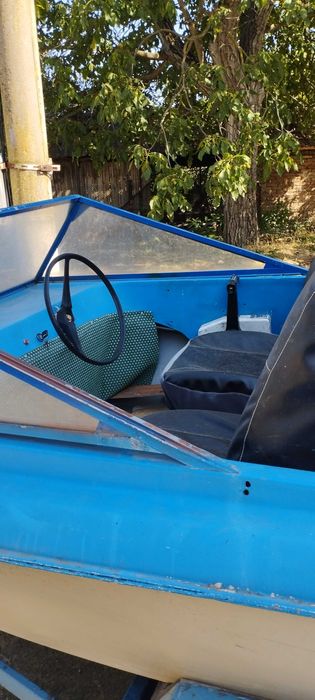 Лодка с мотор и колесар