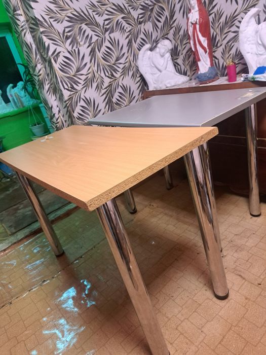 2 mese noi bucatarie 1de 4 persoane si una  3 persoane  350ron bucata