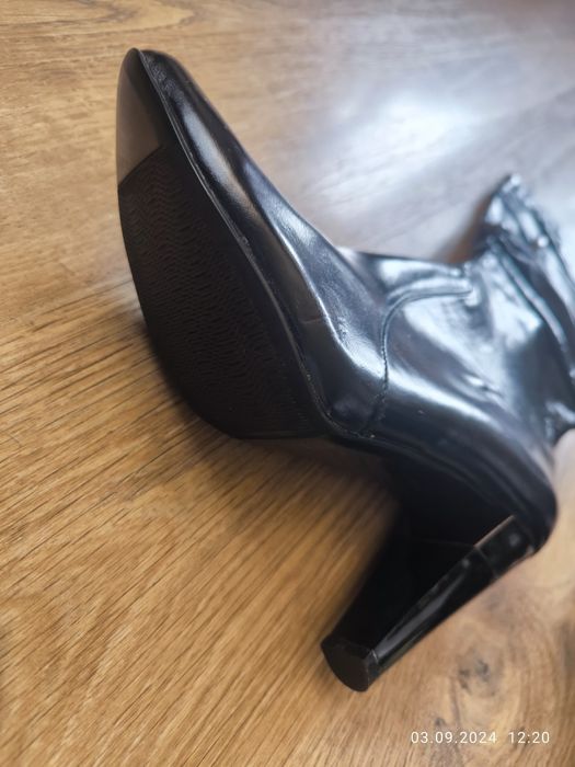 Продаются женские сапоги