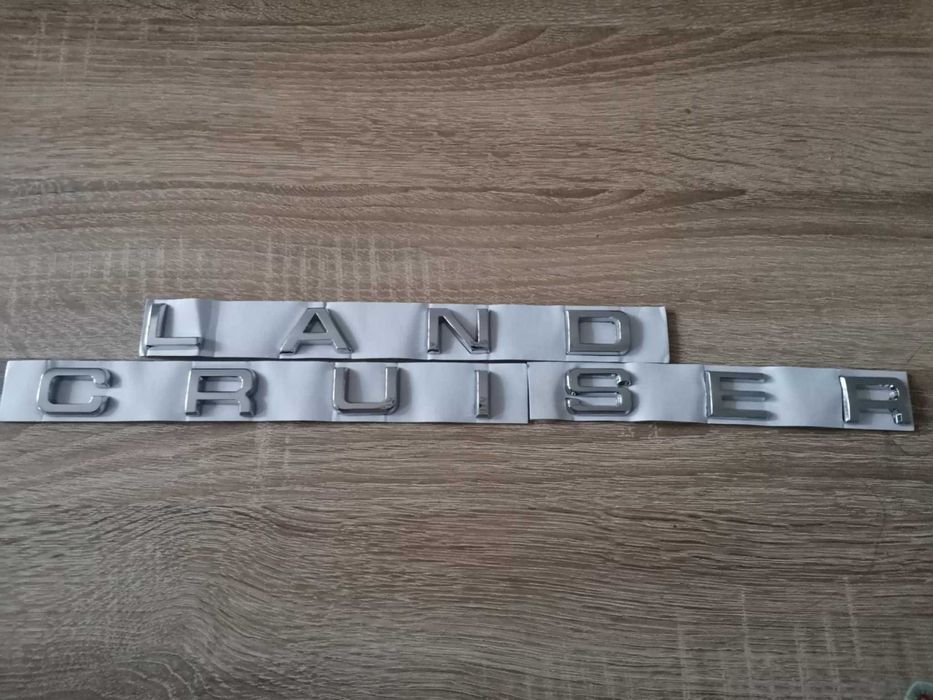 Toyota Land Cruiser сребрист надпис лого