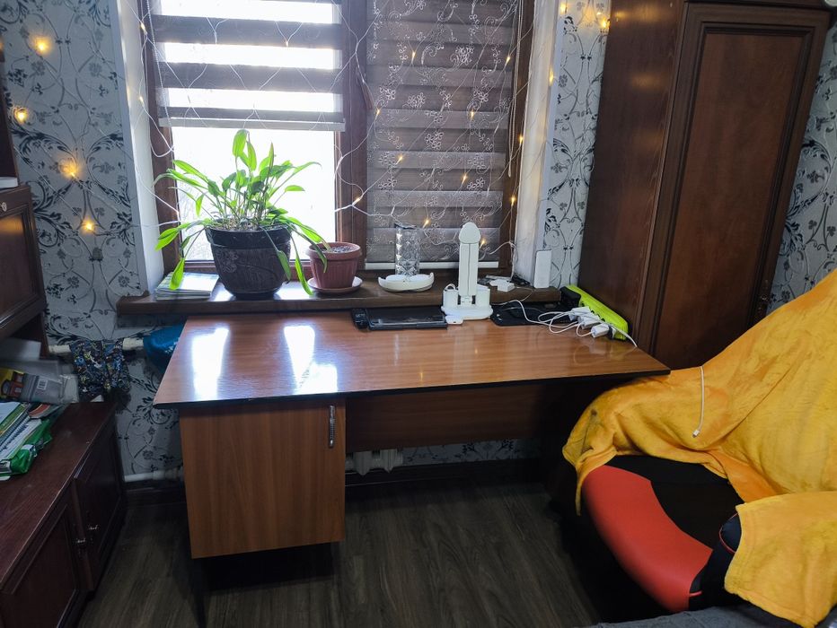 Продаю пинал от горки,и стол письменный