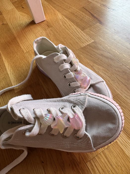 Tenisi reserved marimea 32(merge cam 31)