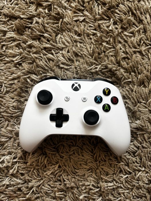 Vând Xbox One S 1TB – 2 controllere + acumulatori + jocuri