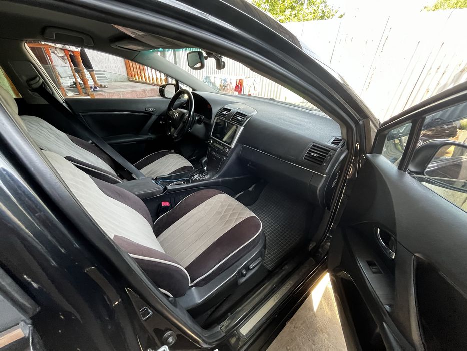 Tayota Avensis 2010 года