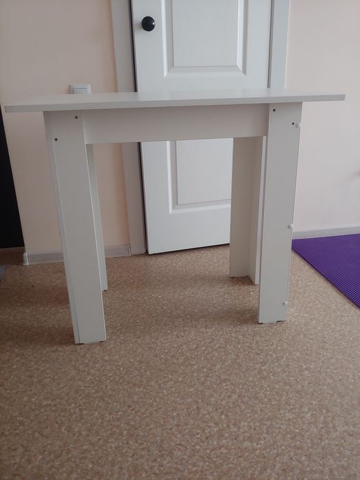 Продам стол белый