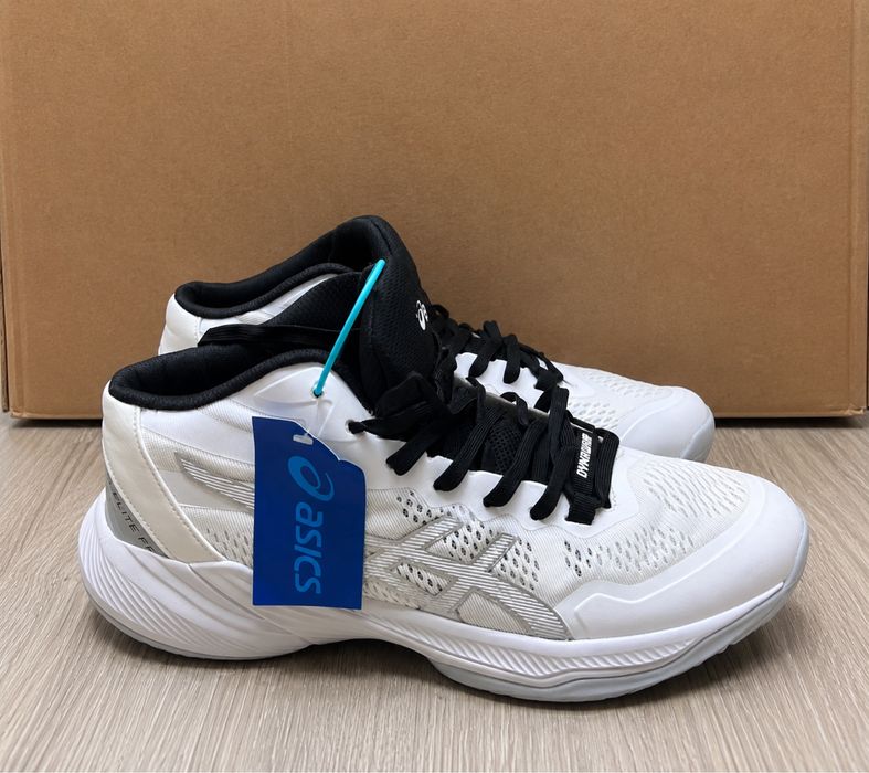 Кроссовки Asics.