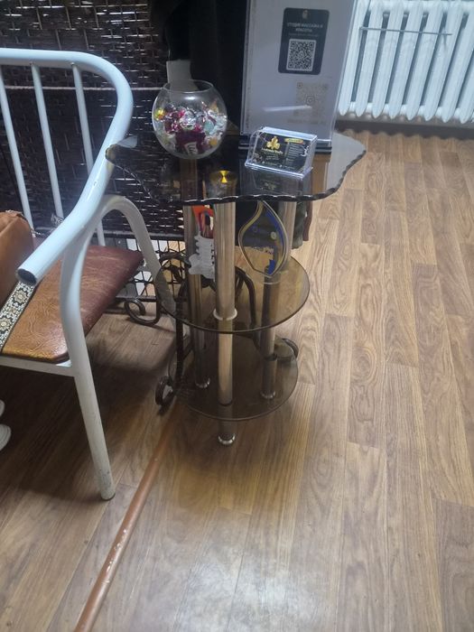 Два стеклянных столика