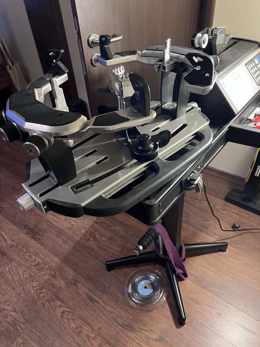 Машина за наплитане на тенис и бадминтон ракети.