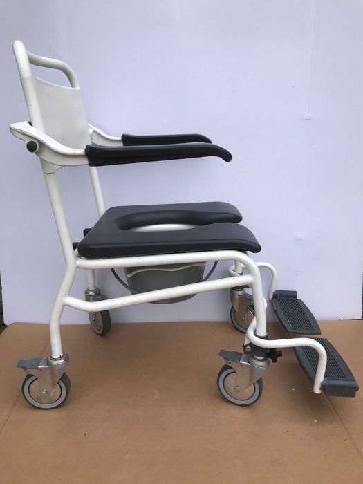 Scaun WC cu roti blocabile