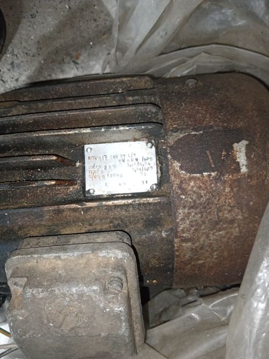 Motor electric trifazat comunist