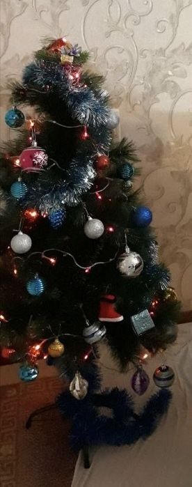 продам Б/У ёлку с игрушками