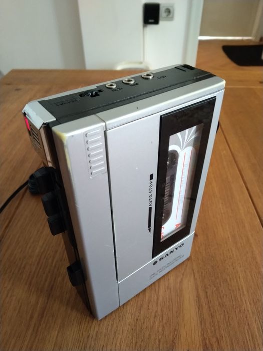 Продавам малък винтидж преносим японски касетофон Sanyo M1010