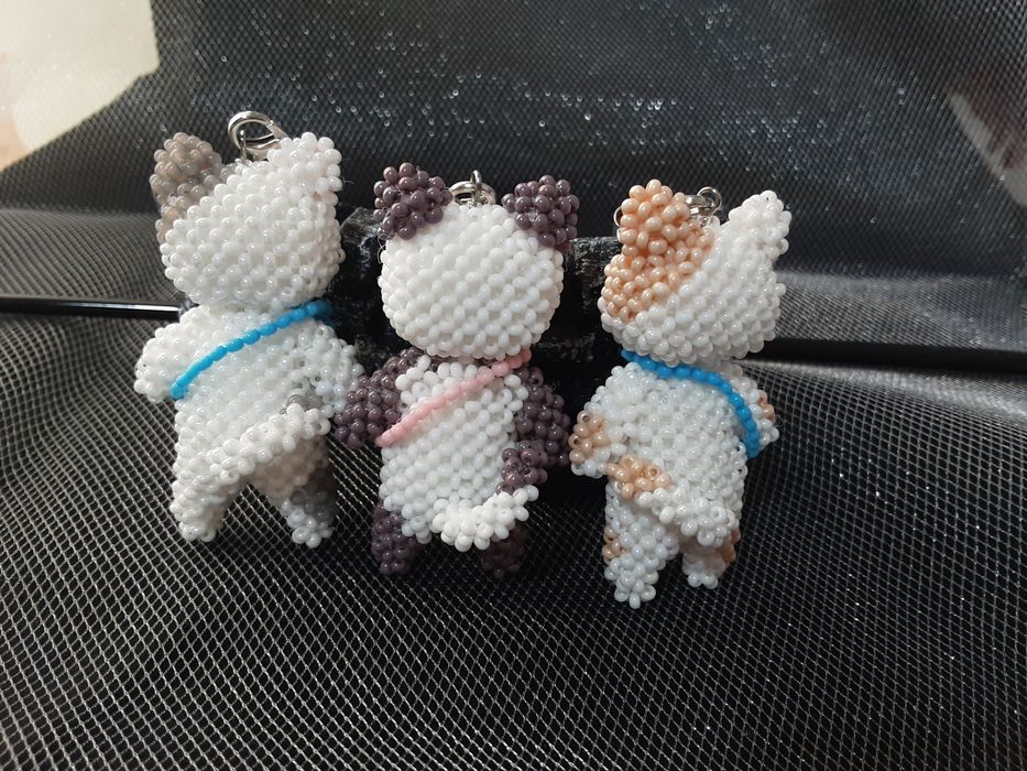 Котята и пчёлка из бисера