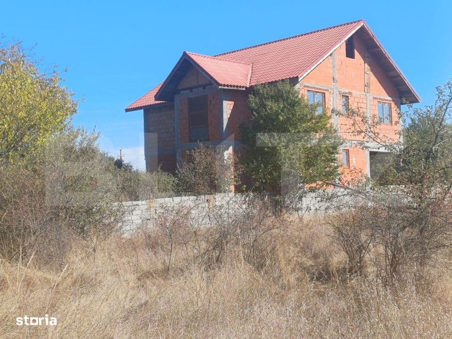 Casa cu beci si etaj,  teren aferent de 16000 mp, situata in Arcani