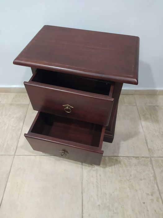 Нощни шкафчета от масивно дърво