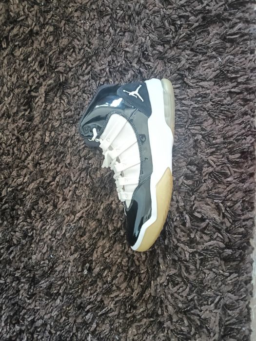 Jordan aura max, black and white