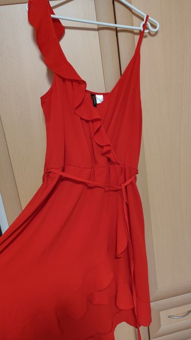 Асиметрична червена рокля H&M, тип прегърни ме
Носена броени пъти