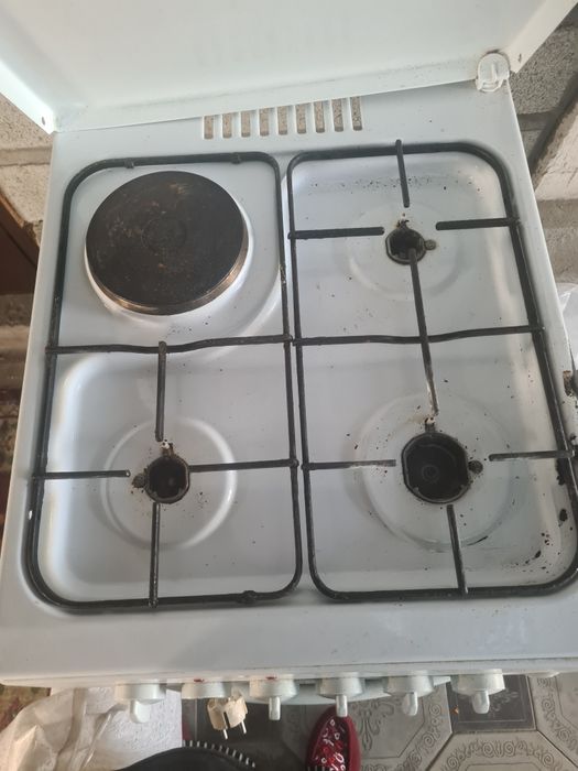 Кухонный гарнитур и газплита