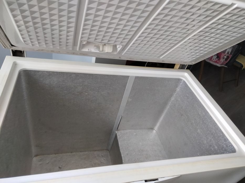 Vând lada frigorifica Whirlpool perfecta stare de funcționare.