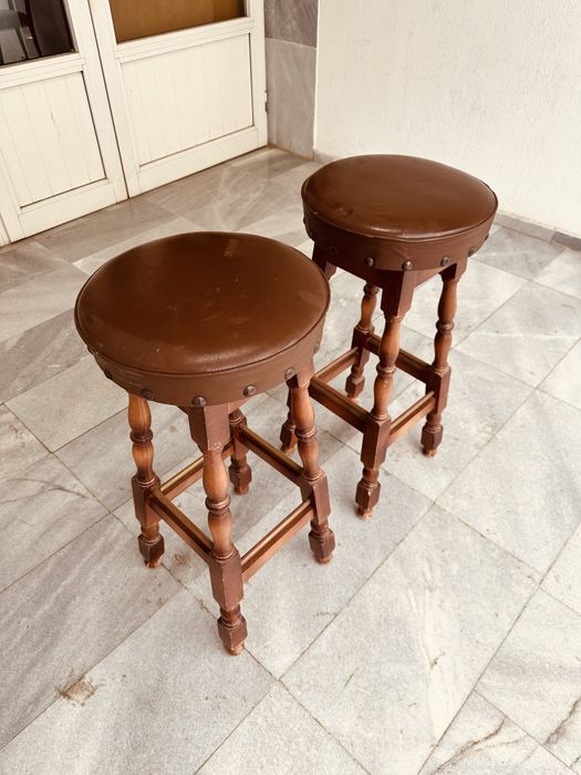 Бар столове от масивно дърво – 2 бр., класически пъб стил