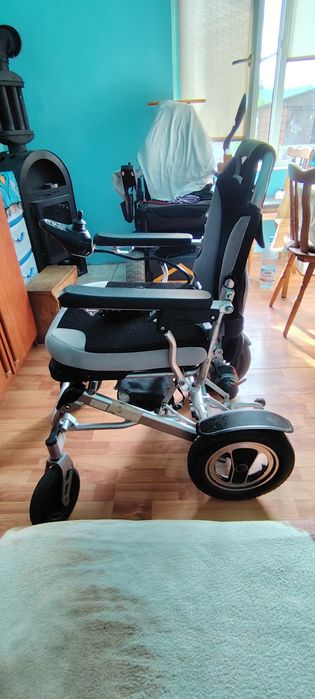 Cărucior electric pentru persoane cu dizabilități
