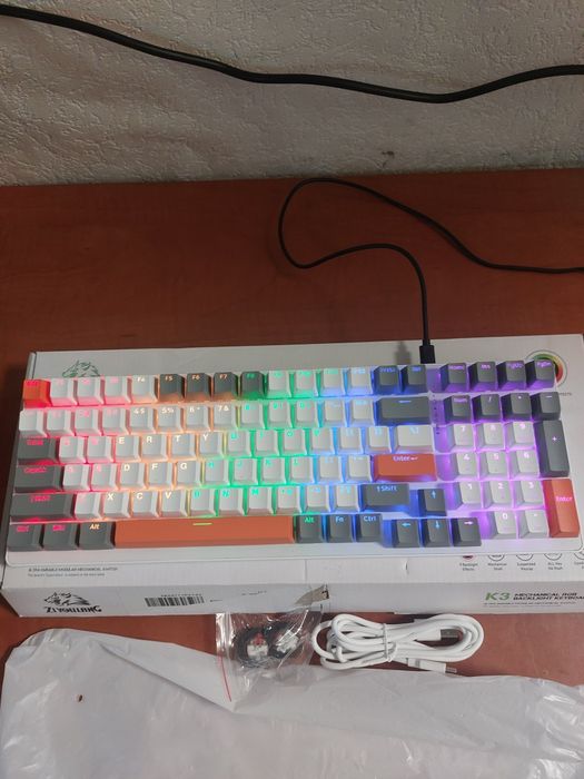 Tastatura gaming 100%, pe fir customizabila argb,mecanica,alba noua!