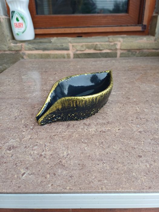 Дизайнерски поставки за сапун от декоративен бетон с канал за отичане