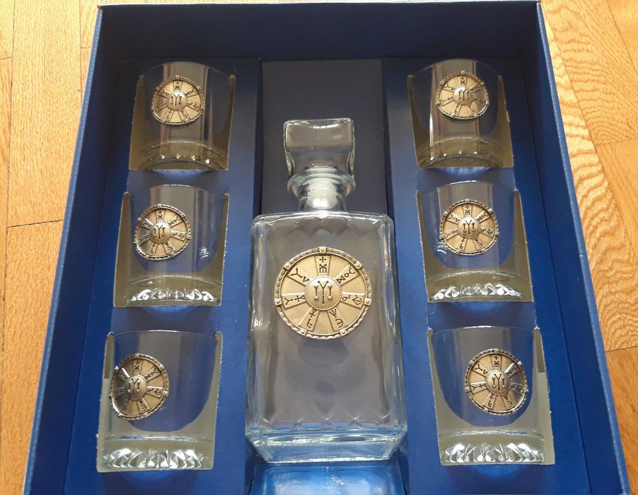 комплект бутилка за алкохол с чаши