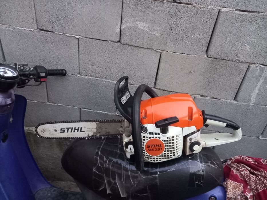 Vând sthil 251ms aproape nou fac și schimb cu ceva mai mare