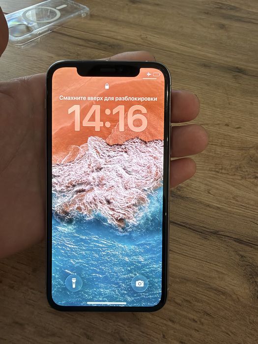 iPhone 11 pro в одих руках