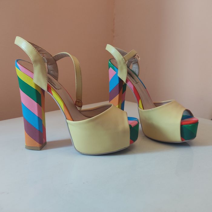 Продам босоножки