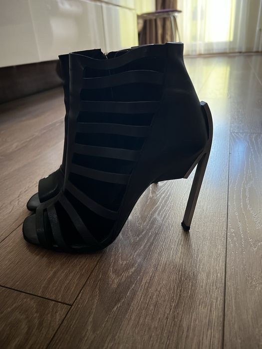 Сандали на висок ток