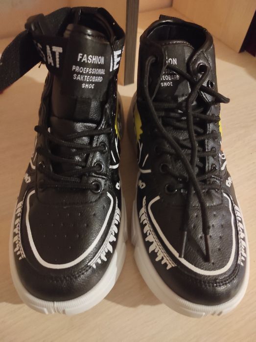 Продам кроссовки .