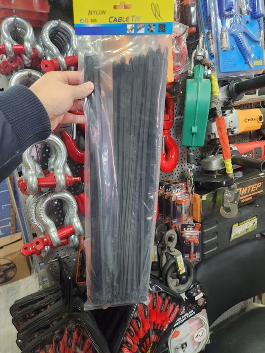 Нейлоновый хамут хомут. Стяжки пластиковые. Пластмасса хомуты кабельны