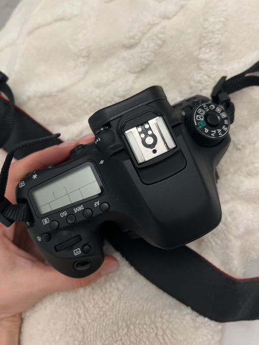 Aparat foto Canon 80D cu obiectiv 18-55mm