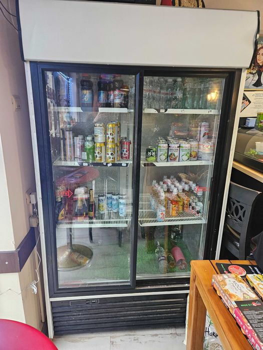 Продавам хладилна витрина