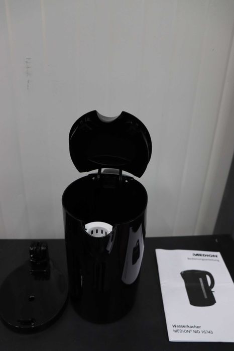 Електрическа кана Medion MD16743, 2200W 1.7L черна