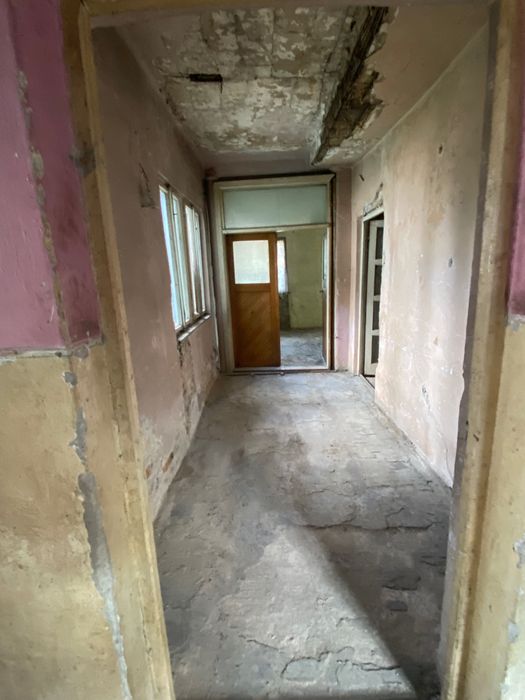 Locația cu casa și garaj…  0758728367