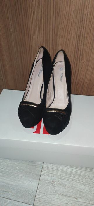 Обувки с ток     .