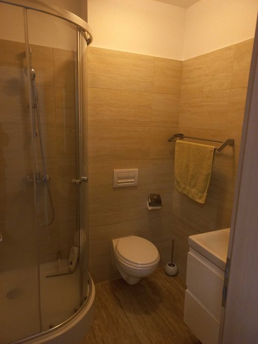 Apartament 3 camere in centrul Brasovului. Aproape de Aula Universitatii si Colina Universitatii. Bloc din 2016. Parcare demisol si boxa.