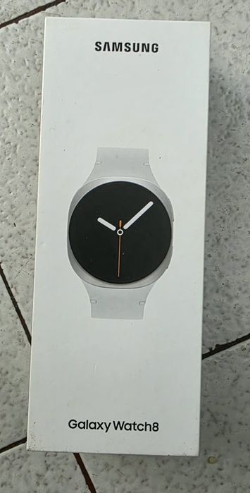 Samsung Galaxy Watch 8 40mm с кутия, зарядно и гаранция