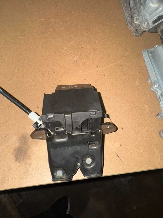 Брава за заден капак за Mercedes Cls W219