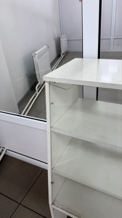 Продам витрину(стеллаж стеклянный) бу
