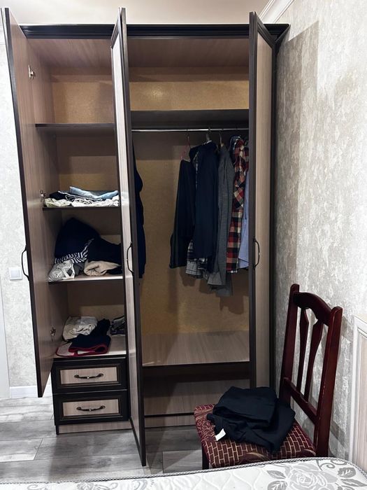 Продам шкаф спальный