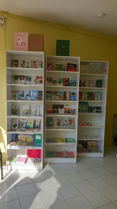 Vitrina mebel sotiladi