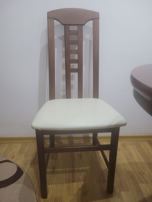 Masa rotunda si scaune